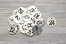 Ciondoli per calendario dell’avvento con numeri in Handlettering dall‘1 al 24 (argento) - Cod. art. 8307
