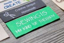Etichetta tessile verde Cottonera Nova con scritta 'SEWING IS MY KIND OF THERAPY' - Cod. art. 3002
