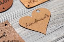 Ciondolo FloraPap a forma di cuore con scritta 'handmade' - Cod. art. 3003