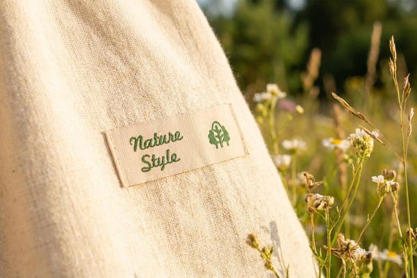 Etichetta cotone naturale con scritte verdi su una borsa di stoffa