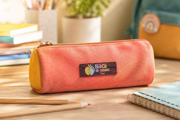 Etichetta in cotone bordeaux con scritta arcobaleno su astuccio