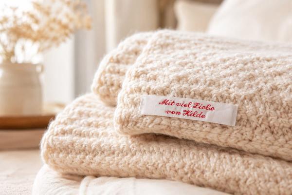 Etichetta in cotone bianca con scritta rossa su coperta