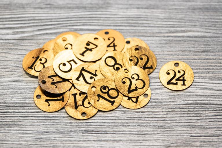 Ciondoli per calendario dell’avvento con numeri in Handlettering dall‘1 al 24 (oro) - Cod. art. 8307