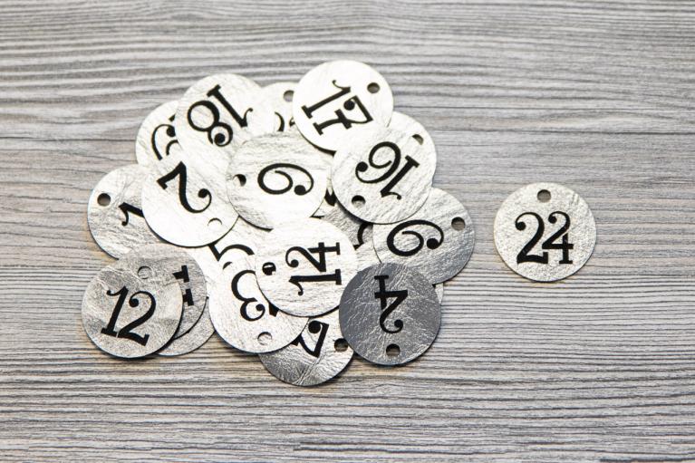 Ciondoli per calendario dell’avvento con numeri in Handlettering dall‘1 al 24 (argento) - Cod. art. 8307