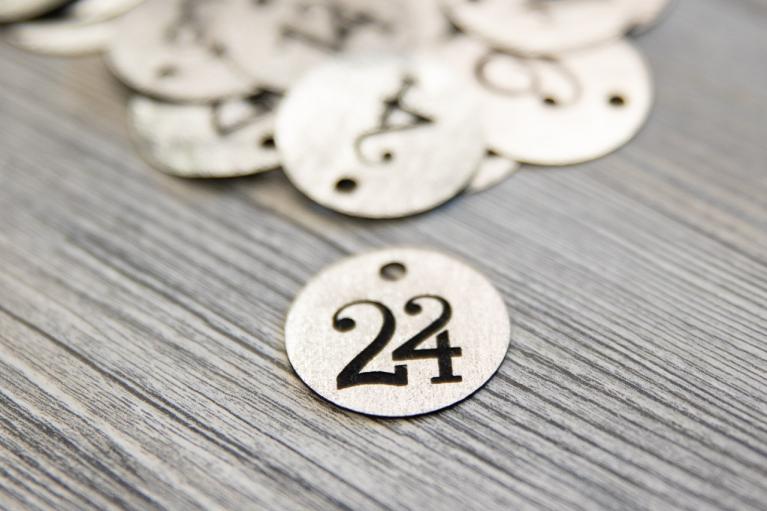 Ciondoli per calendario dell’avvento con numeri in Handlettering dall‘1 al 24 - Cod. art. 8307