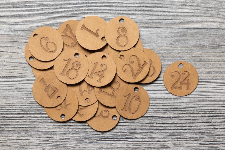 Ciondoli per calendario dell’avvento con numeri in Handlettering dall‘1 al 24 (marrone) - Cod. art. 8307