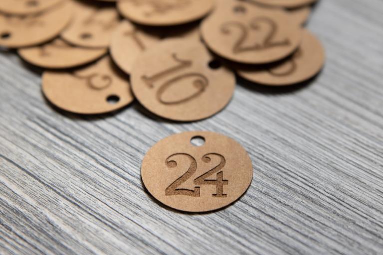 Ciondoli per calendario dell’avvento con numeri in Handlettering dall‘1 al 24 - Cod. art. 8307