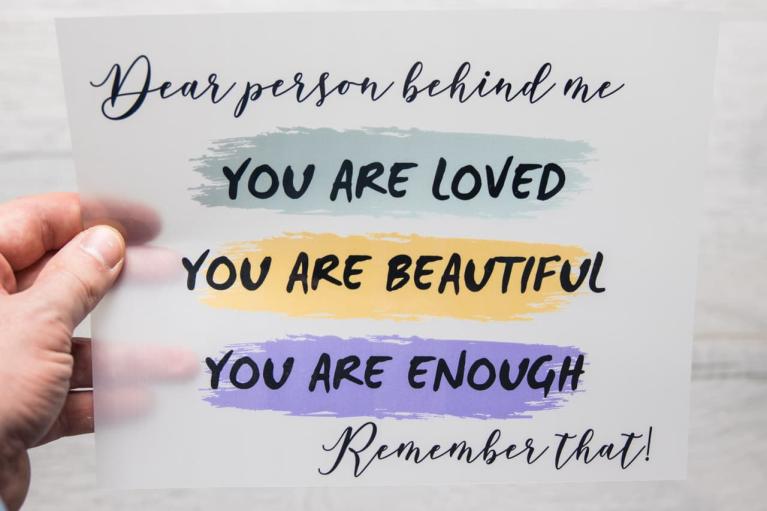 Immagine da stirare designer \"Dear person behind me...\" di Uniktati – Bag Design (Cod. art. 9403)
