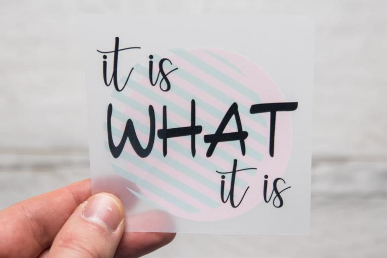 Immagine da stirare designer \"it is WHAT it is\" di Unikati – Bag Design (Cod. art. 9404)