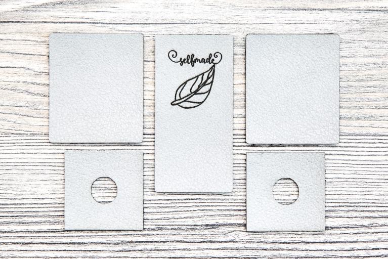 Set di targhette “Self-made” in finta pelle da applicare su colletti a sciarpa (grigio) - Cod. art. 9006